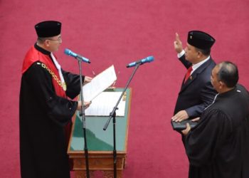 Ketua Pengadilan Negeri Batam memimpin Wakil Ketua II DPRD saat mengungkapkan janji/sumpah, Rabu, 16 Oktober 2024. (Foto: Humas DPRD).