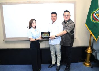 Wakil Ketua III DPRD Tangsel, Maria Teresia Suhardjo BSc menerima penghargaan dari anggota DPRD Kota Batam. (Foto: Humas DPRD).