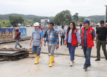 Walikota Batam, Muhammad Rudi saat meninjau proyek pembangunan infrastruktur di wilayah Punggur. (Foto: Diskominfo).