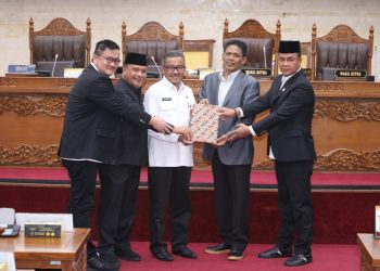 Anggota DPRD dan Sekdako Batam berfoto bersama usai menyampaikan laporan masing-masing pada Rabu, 23 Oktober 2024 di ruang sidang DPRD Kota Batam. (Foto: Humas DPRD).