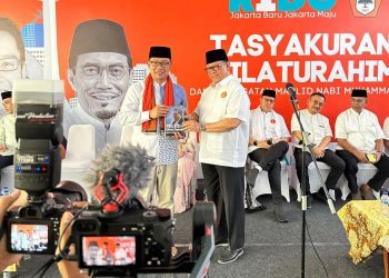 Calon Gubernur DKI Jakarta, Ridwan Kamil (kiri) saat menerima buku 'Agung Laksono Politisi Lintas Zaman'. (Foto: HMStimes/A.Ristanto).