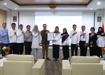 Serah terima sertifikat ISO 9001:2015 dari PT Sistem Unggul Terintegrasi (Sustain) selaku konsultan sertifikasi kepada RSBP Batam pada Senin, 11 November 2024 di Ruang Pertemuan lantai 4 RSBP Batam.