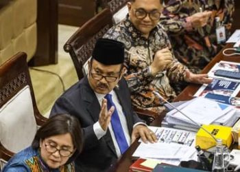 Menteri Perencanaan Pembangunan Nasional (PPN)/Kepala Bappenas Rachmat Pambudy (tengah) saat ikuti Rapat Kerja dengan Komisi XI DPR di Senayan Jakarta, Selasa, 12 November 2024. (Foto: Ist./Antara).