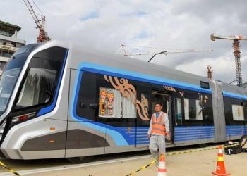 Petugas berjalan di samping gerbong Autonomous Rail Rapid (ART) atau kereta otonom tanpa rel saat uji kelayakan di IKN, Penajam Paser Utara, Kalimantan Timur. Kereta otonom tersebut harus dikembalikan ke China akibat tak lolos layak uji. (Foto: Ist./Antara).