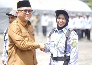 Pemkab Lingga, Said Nursyahdu saat bersalaman dengan seorang siswi di Kabupaten Lingga. (Foto: Paino/HMS).