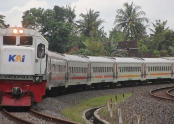 Satu rangkaian KA penumpang saat tempuh rute perjalanan. (Foto: Ist./viva.co.id).