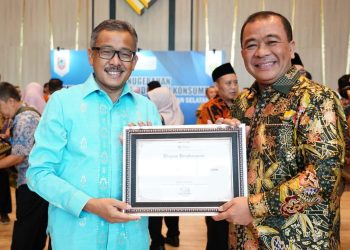 Sekda Kota Batam, Jefridin kembali menerima anugerah penghargaan kategori pasar tertib ukur, di Hotel Fugo Banjarmasin, Senin 28 November 2024. (Foto: Diskominfo).