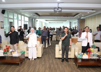Direktur RSBP Batam dr. Sri Rezeki Handayani, Sp.M. dan dihadiri oleh Direktur Peningkatan Kinerja dan Manajemen Risiko, Konstantin Siboro yang mewakili Anggota Bidang Pengusahaan, Pejabat Tingkat II dan III di lingkungan BP Batam menghadiri peluncuran inovasi baru dari RSBP Batam, Kamis, 21 November 2024. (Foto: Humas BP).