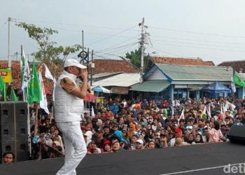 Cawalkot Tegal, Dedy Yon Supriyono menyapa para pendukungnya sebelum ia jatuh pingsan saat kampanye di Jalan Pancasila, Kota Tegal, Jumat, 22 November 2024. Foto: Ist.detik.com).