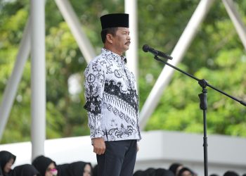 Kepala BP Batam sekaligus Wali Kota Batam, Muhammad Rudi memimpin upacara peringatan Hari Guru Nasional di Dataran Engku Putri, Senin, 25 November 2024. (Foto: Humas BP)