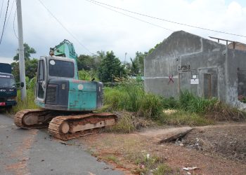 Sebuah alat berat di datangkan untuk membongkar rumah warga Rempang yang sudah kosong. (Foto: Humas BP).