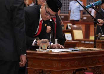 Tandatangan isi sumpah janji Gabriel menjadi anggota DPRD Kota Batam masa jabatan 2024-2029 menggantikan Nuryanto yang mengundurkan diri. (Foto: Humas DPRD).