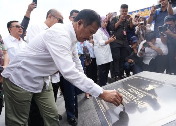 Kepala BP Batam, Muhammad Rudi menandatangani prasasti saat peresmian flyover Laksamana Ladi pada Selasa, 31 Desember 2024. (Foto: Humas BP).