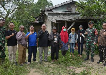 Warga Blongkeng, M. Asli Lubis ikut pindah ke rumah baru di Tanjung Banun. (Foto: Humas BP).