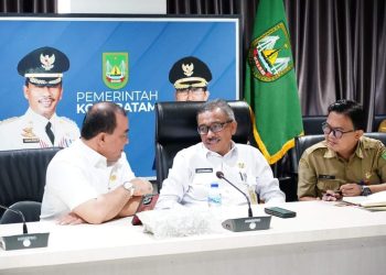 Sekda Kota Batam, Jefridin melakukan zoom meeting rapat kordinasi pengendalian inflasi dengan Menteri Dalam Negeri RI, Tito Karnavian. (Foto: Humas BP).