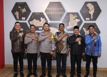 Ketua DPRD, Kamaluddin dan Kajari serta Kapolres tampak kompak setelah mengadakan kunjungan silaturahmi. (Humas DPRD).