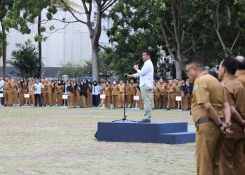 Wali Kota Batam, Muhammad Rudi memimpin apel pagi  pegawai Pemko di Dataran Engku Putri Batam Center, Senin, 9 Desember 2024. (Foto: Diskominfo).
