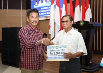 Wali Kota Batam, Muhammad Rudi menyerahkan secara simbolis insentif kepada pendeta di Kota Batam. (Foto: Diskominfo).