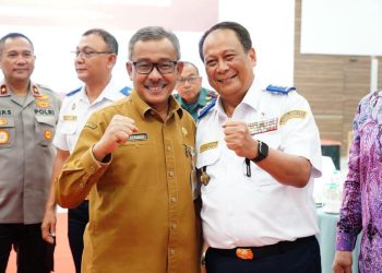Sekda Batam, Jefridin dan Wamen perhubungan RI, Komjen. (Pol). (Purn) Drs. Santana, M.Si hadir di acara kampanye keselamatan  pelayaran di Pena Hall, Senin, 16 Desember 2024. (Foto: Diskominfo).
