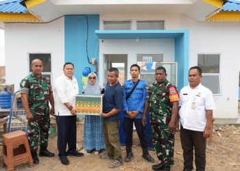 Warga yang sejak awal pindah ke Tanjung Banun mendapat SHM dari BP Batam. (Foto: Humas BP).