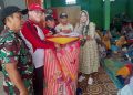 Wakil Ketua Umum PMI Pusat, Moh. Muas (tiga dari kanan saat serahkan bantuan matras alas tidur dan selimut untuk para pengungsi bencana di Desa Cikadu, Kecamatan Pelabuhanratu, Kabupaten Sukabumi, Kamis, 19 Desember 2024. (Foto: HMStimes/A.Ristanto).