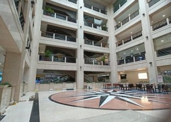 Ratu Plaza, mal legendaris di Senayan yang dulu ramai, kini sepi, Selasa (17/12/2024) siang. (Foto: Ist./CNBC Indonesia).