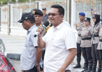 Direktur Pelayanan Terpadu Satu Pintu BP Batam, Harlas Buana saat menemuai para pendemo di gerbang kantor BP Batam. (Foto: Humas BP).