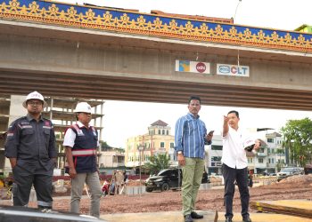 Kepala BP Batam, Muhammad Rudi saat meninjau proyek Flyover Sei Ladi yang rencana akan diresmikan akhir tahun 31 Desember 2024. (Foto: Humas BP).