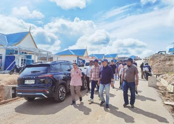 BP Batam dan Pemko Batam secara bersama meninjau proyek pembangunan rumah baru warga Rempang di Tanjung Banun. (Foto: Humas BP).