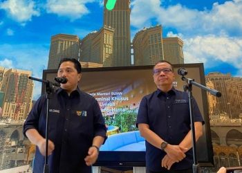 Menteri BUMN Erick Thohir (kiri) dan Direktur Utama PT Angkasa Pura Indonesia, Faik Fahmi di Terminal 2F Bandara Soetta, Tangerang Rabu, 1 Januari 2025.(Foto: Ist./KOMPAS.com.)