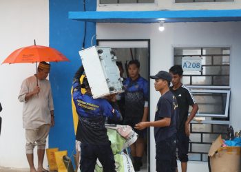 Pihak BP Batam membantu warga Rempang yang pindah ke rumah baru di Tanjung Banun. (Foto: Humas BP).