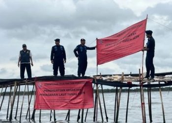 Petugas Direktorat Jenderal Pengawasan Sumber Daya Kelautan dan Perikanan (PSDKP) Kementerian Kelautan dan Perikanan (KKP) saat terjun ke lokasi pagar laut 30,16 km di Tangerang, Banten, Kamis 9 Januari 2025. (Foto: Ist./Antara).