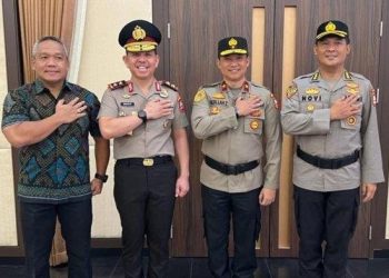 Irjen Mahmud Nazly Harahap (dua dari kiri) bersama kawan seangkatannya. (Foto: Ist./Tribunnews.com).