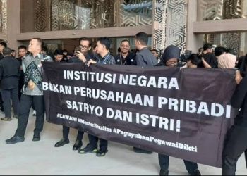 Para pegawai berunjuk rasa atas sikap arogan dan kasar, Menteri Pendidikan Tinggi, Sains, dan Teknologi (Mendikti Saintek) Prof Satryo Soemantri Brodjonegoro. (Foto: Ist./ kompas.tv).