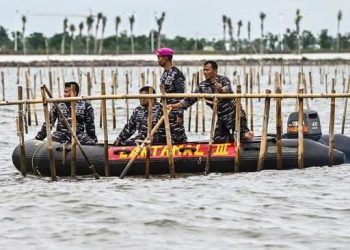 Personel TNI AL saat bongkar pagar laut yang terpasang tanpa ijin, di kawasan pesisir Tanjung Pasir, Kabupaten Tangerang, Banten, Sabtu, 18 Januari 2025. (Foto: Ist./Antara).