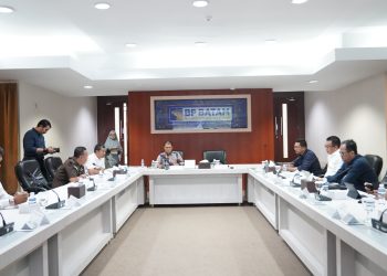 Direktur Pelayanan Terpadu Satu Pintu (PTSP) BP Batam Harlas Buana, memipin rapat usulan pemberdayaan masyarakat pesisir dan pulau kecil di Rempang-Galang, Kamis, 23 Januari 2025. (Foto: Humas BP).