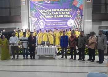 Para senior GMKI berfoto bersama  Paduan Suara Naviri Gospel Senior GMKI Se-Tanah Air, Jumat (24/1/2025) malam di Kalibata, Jakarta Selatan. (Foto: HMStimes /A.Ristanto).
