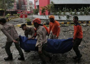 Para petugas saat  mengevakuasi korban kebakaran di Glodok Plaza, Jakarta Barat. (Foto: Ist./viva.co.id).