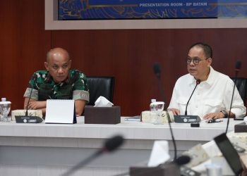 Anggota Bidang Pengelolaan Kawasan Investasi, Sudirman Saad bersama Korem 033, Wira Pratama mengadakan rapat membahas pengembangan PSN Rempang Eco-City. (Foto: Humas BP).