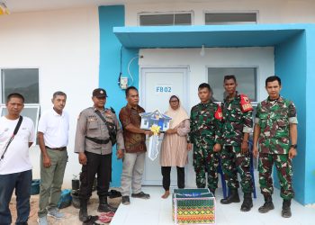 Keluarga Nenek Leha (tengah pakai kerudung) yang dipindah ke Tanjung Banun dibantu oleh pihak BP Batam, Rabu, 26 Februari 2025. (Foto: Humas BP).