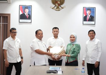 Serah terima jabatan Direktur RSBP Batam, dr. Sri Rezeki Handayani kepada Plt. Direktur RSBP Batam, Selasa,18 Februari 2025. (Foto: Humas BP).