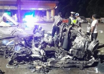 Bangkai kendaraan yang ringsek akibat ditabrak truk di area gerbang tol Ciawi, Rabu, 5 Februari 2025 malam. (Foto: Ist./detik.com).