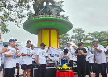 Ketua Umum PWI Pusat Zulmansyah Sekedang (pakai topi empat dari kanan) bersama Ketua Dewan Kehormatan Sasongko Tedjo (tiga dari kiri) ikuti potong tumpeng HUT PWI Ke 79, di Ruang Terbuka Hijau (RTH) Tunjuk Ajar Integritas di Kota Pekanbaru, Minggu pagi 9 Februari 2025. Di tempat ini juga PWI sampaikan ikrar antikorupsi. (Foto: PWI/Joko Dolok).