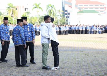 Wali Kota, Rudi dan Wali Kota Batam terpilih terlihat berpelukan setelah selesai melakukan apel pagi di lingkungan Pemko, Senin, 17 Februari 2025. (Foto: Diskominfo).