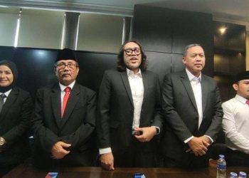 Ketua DPD PDI P Jabar, Ono Surono (tengah) berfoto bersama empat kepala daerah dari PDIP Jabar, di Gedung DPRD Jabar, Jumat, 21 Februari 2025.   (Foto: Ist./Tribun Jabar).