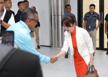 Sekda Kota Batam, Jefridin bersalaman dengan Plh. Wali Kota Batam, Li Claudia Chandra saat tiba di Batam usai pelantikan di Jakarta. (Foto: Diskominfo).