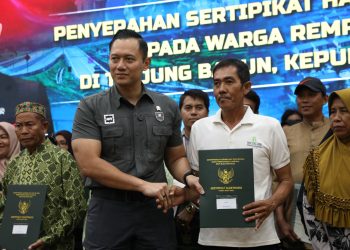 Menko Bidang Infrastruktur dan Pembangunan Kewilayahan RI, Agus Harimurti Yudhoyono menyerahkan SHM kepada warga yang terdampak PSN Rempang Eco-City. (Foto: Humas BP).
