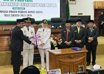 Penyerahan Memory Jabatan Oleh Sekda Boy Wijanarko Kepada Bupati Cen Sui Lan. (Foto: HMS./Amin).