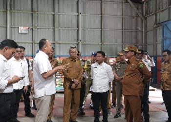 Wakil Bupati Natuna Jarmin Sidik Saat Meninjau Ketersediaan Beras di Gedung Bulog Batu Hitam Ranai. (Foto: HMS/Amin.)