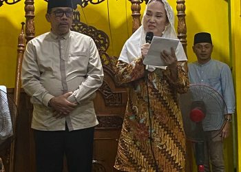 Bupati Natuna Cen Sui Lan Saat Memberikan Sambutan di Masjid Ath Thariq Kecamatan Pulau Tiga. (Foto: HMS/Amin).